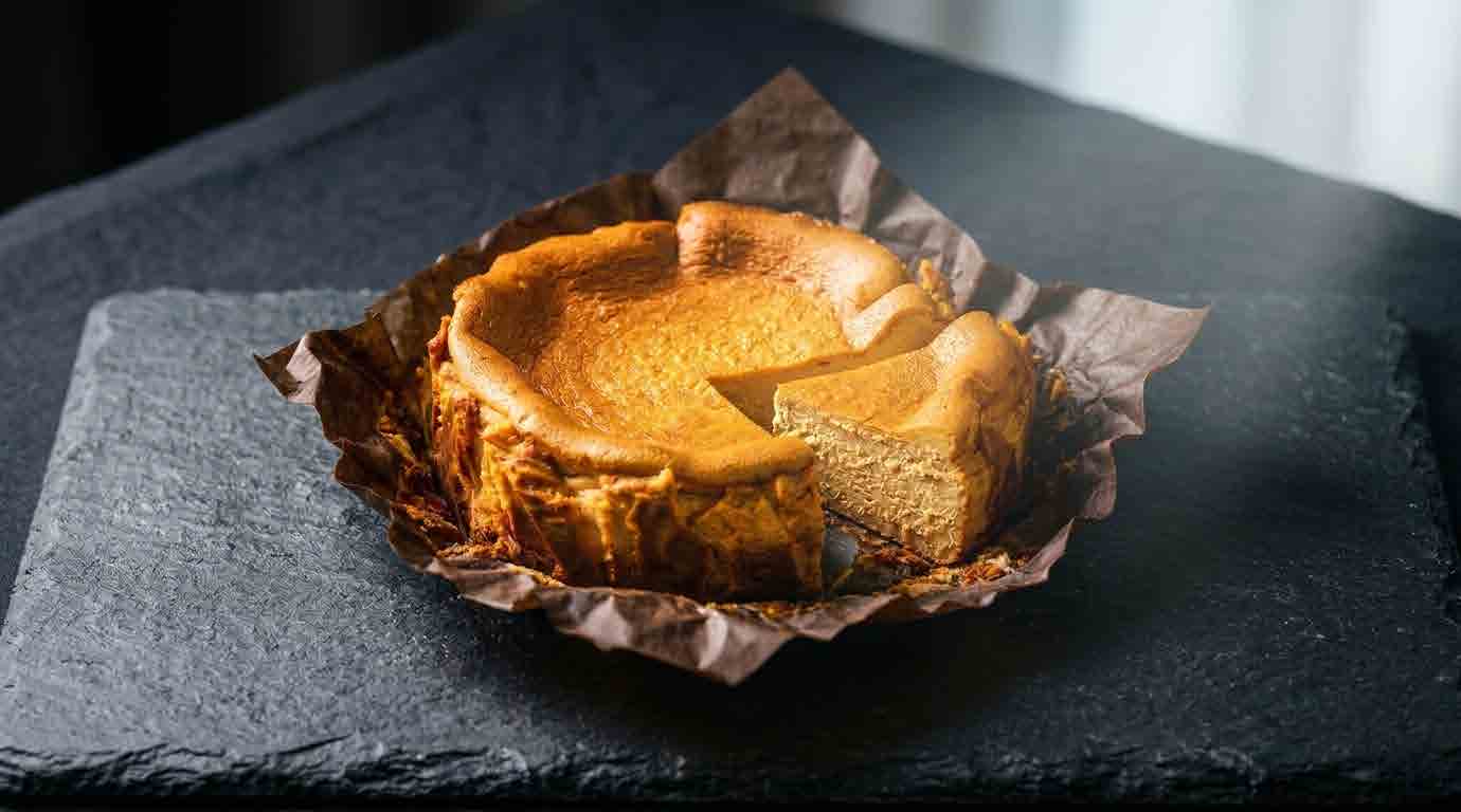 焼き上げたバスクチーズケーキと切り分けたひと切れ