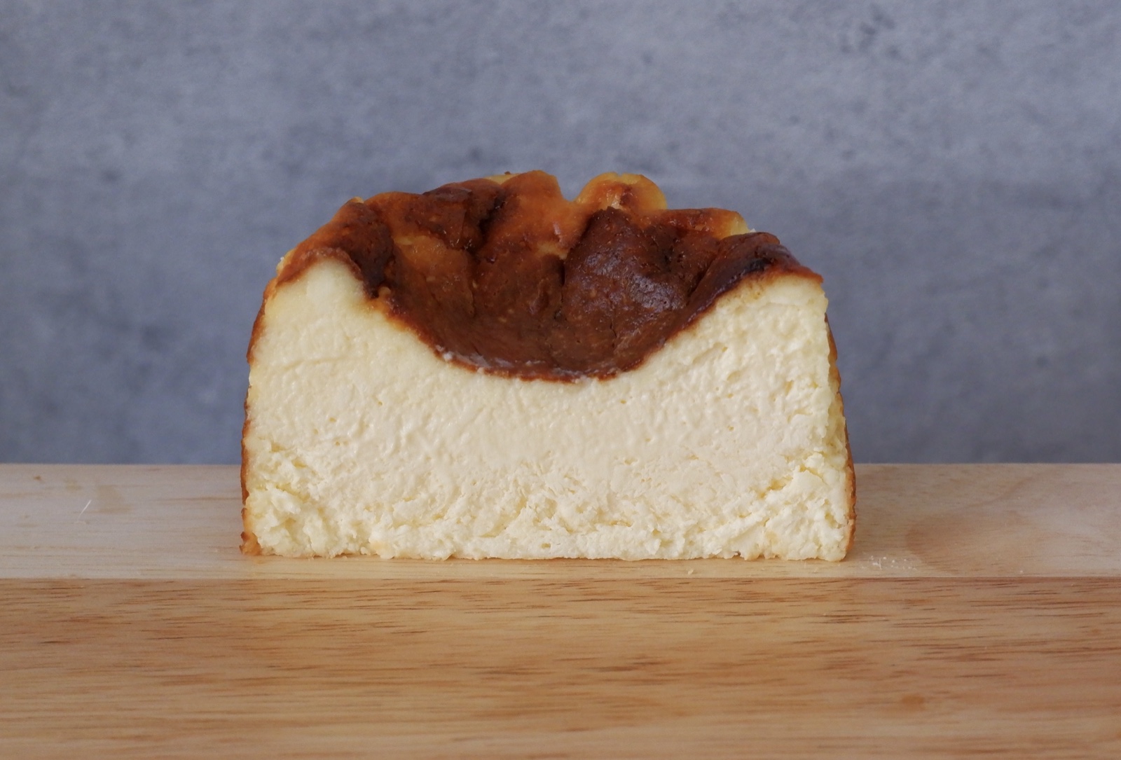 ひと切れにカットしたバスクチーズケーキ